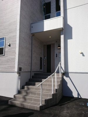 アプローチ ※基礎高が高く1階の部屋でも駐車場(道路面)との高低差あり。