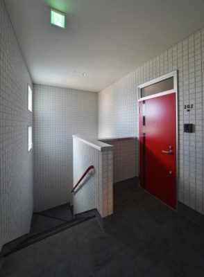 共用階段部※1階と2階の部屋では玄関ドアのカラーに違いあり