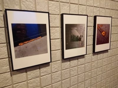 プロのカメラマンであるオーナー様が撮影された写真を飾り付け