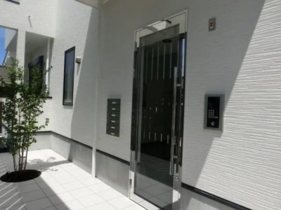 共用玄関：オートロック付