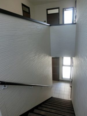 共用廊下は吹抜けに