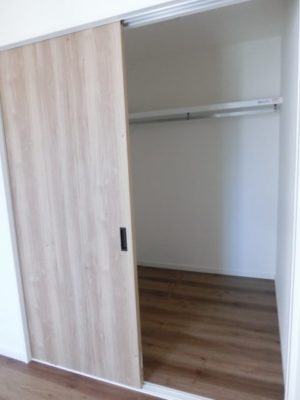 南向きタイプ102号室：洋間収納（広いです）