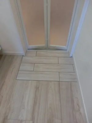 南向きタイプ102号室：バスルーム入口は水がかかるため下地がコンクリート敷き