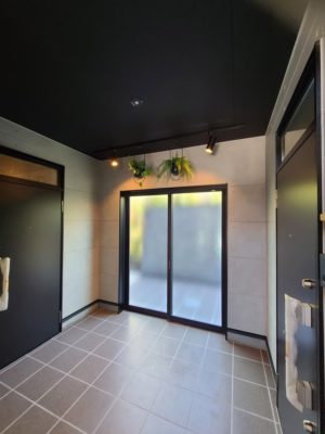 共用部 グリーン装飾 奥の扉の向こうにサイクルポート有