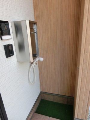 玄関脇に各戸専用 犬の足洗い場 ※リードフック＆シャワー水栓付