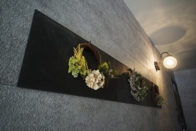 1階共用廊下壁面装飾