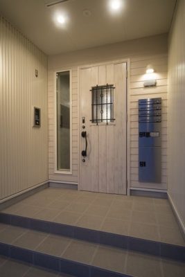 夜 共用代表玄関前