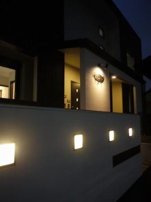 物件名称盤+スポットライト ライトアップ