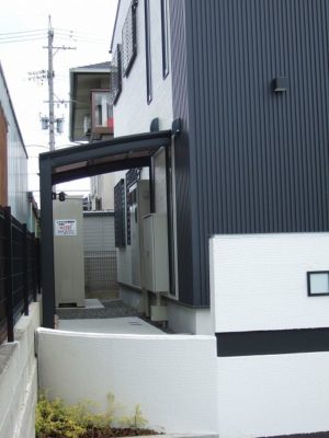 サイクルポートは目立たない場所に