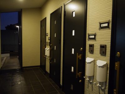 各戸玄関口(夜) ※重層式なので各玄関は全て1階に