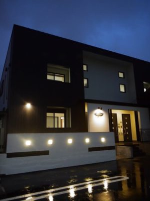 建物正面ライトアップ